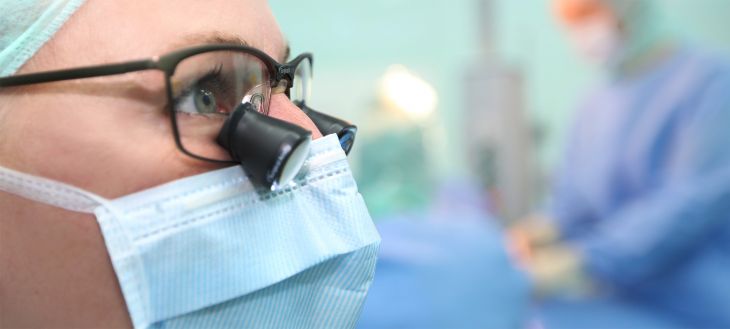 Priv.-Doz. Dr. Alexandra König während der Operation