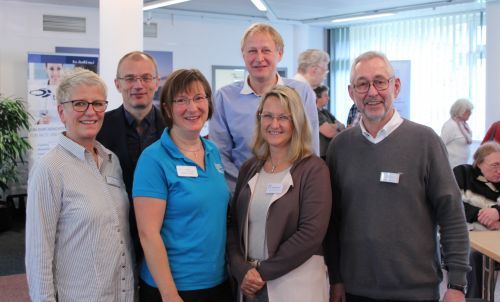 BU: Informierten die Besucher des Stomatages im Klinikum Wilhelmshaven: Karin Dammann, Chris-toph Lemberg, Anke Frerichs, Onno Möhlmann, Anke Wellnitz und Roger Dammann. (Foto: Klinikum)