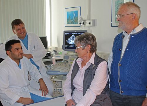 Eheleute Groninger im Gespräch mit Chefarzt Prof. Dr. Christoph Naber und Oberarzt Mohammad Al Ahmad nach dem erfolgreichen Eingriff.