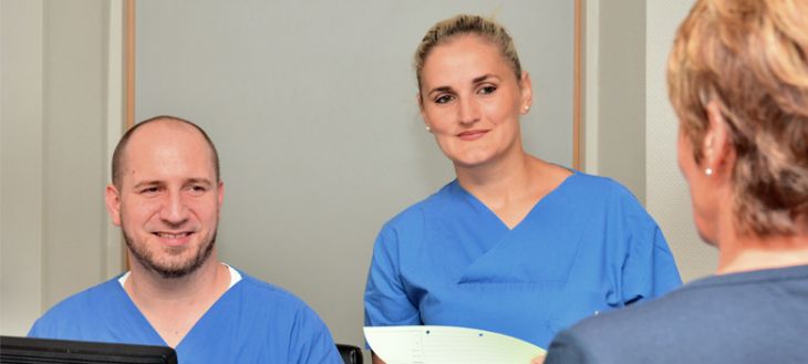 Mitarbeiter der ZNA im Gespräch mit einer Patientin