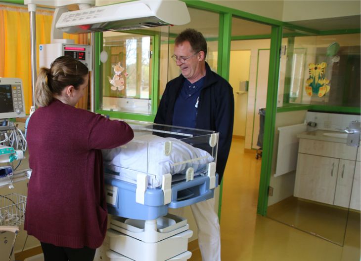 Dr. Meyer im Gespräch mit einer Mutter