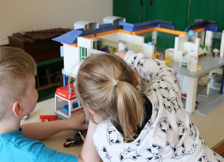 Kinder im Spielzimmer