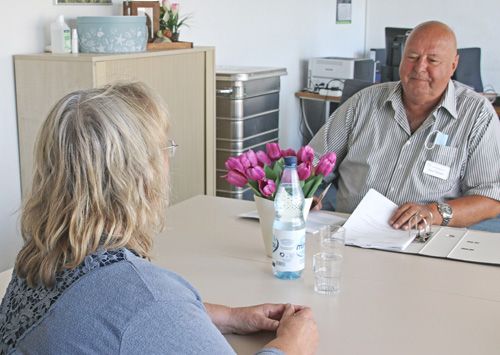 Patientenfürsprecher Gerhard Thrunke im Gespräch mit einer Angehörigen
