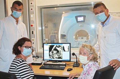 Prof. Dr. Wieland Staab und Prof. Dr. Christoph K. Naber (v.l.) mit den Patientinnen Swantje Rothe und Karin Behse (v.l.).