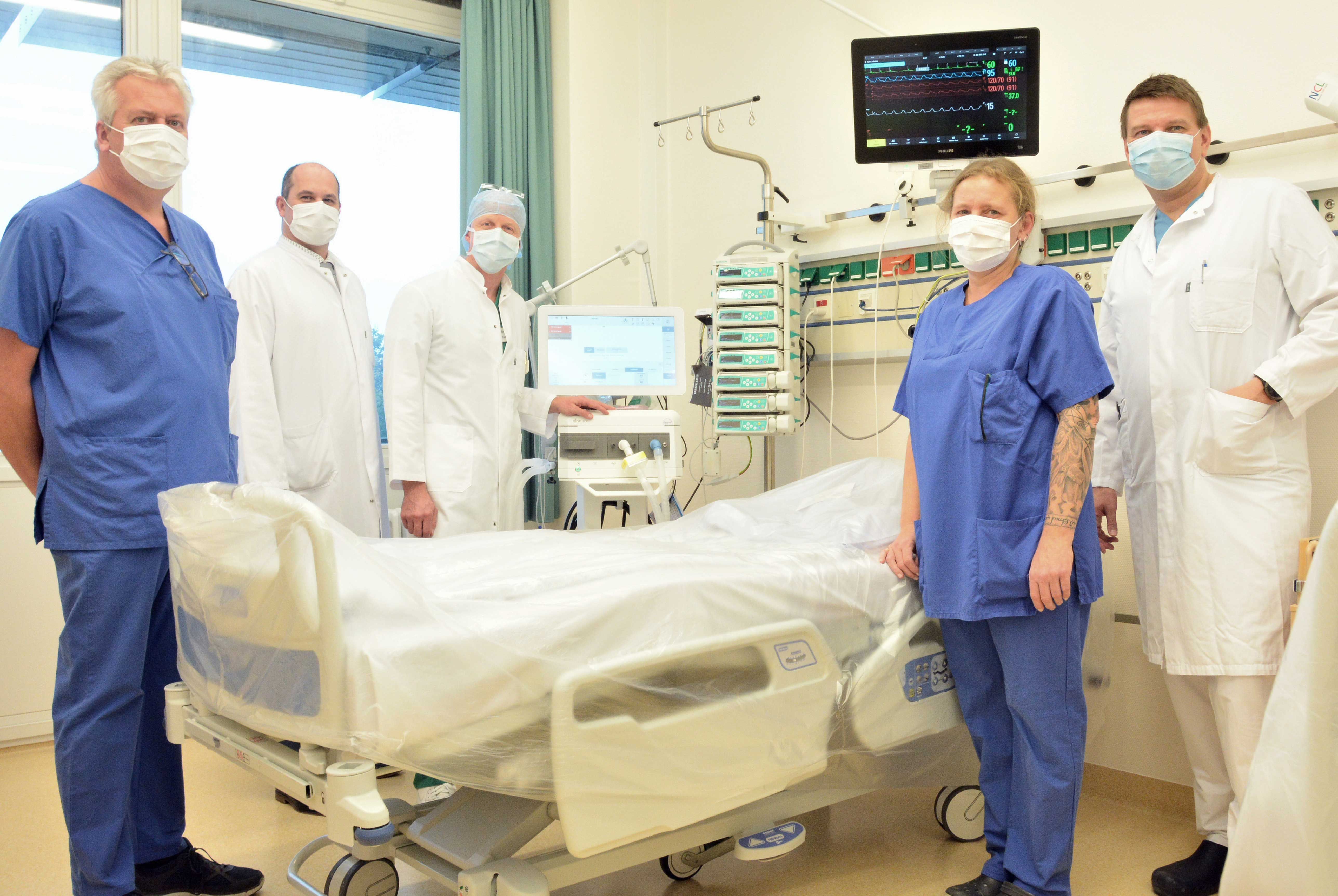 Klaus Meyer, Stationsleitung Operative Intensivstation, Dr. Marcus Schmitt, Prof. Dr. Kai Goldmann, Tanja Fehrmann, stellv. Stationsleitung OSIV und Prof. Dr. Christoph K. Naber stellten die neuen Intensiveinheiten vor