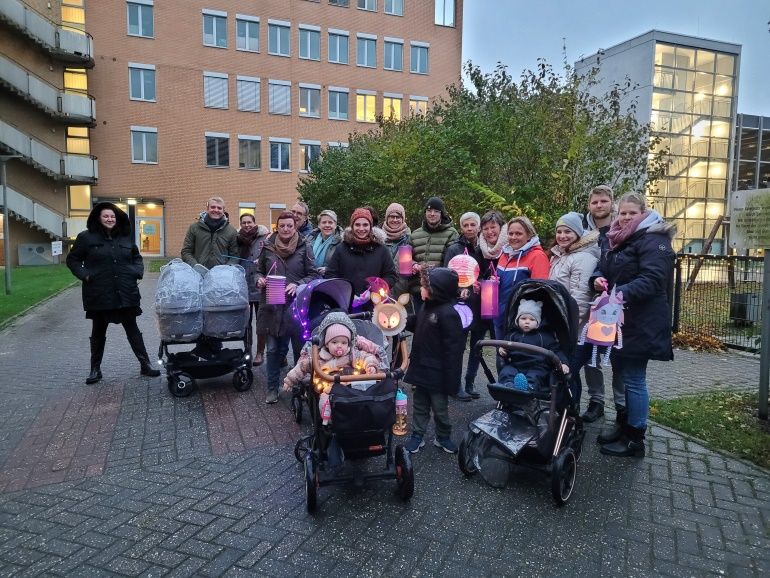 Familien sowie Mitarbeiter der Kinderklinik bereit für den Laternenumzug am Welt-Frühgeborenen-Tag.